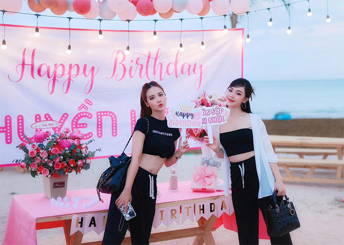 Quỳnh Kool và Huyền Lizzie thời gian gần đây thường xuyên cùng nhau xuất hiện trong những sự kiện chung của cả nhóm.