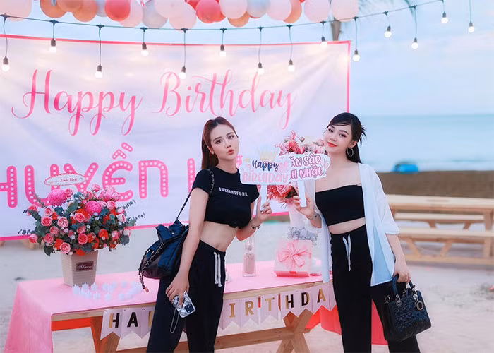 Quỳnh Kool và Huyền Lizzie thời gian gần đây thường xuyên cùng nhau xuất hiện trong những sự kiện chung của cả nhóm.