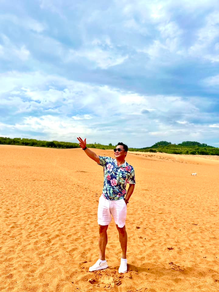 Là tài tử đào hoa của điện ảnh Việt Nam một thời, thế nhưng Lý Hùng vẫn chọn cuộc sống độc thân ở tuổi 54 và chờ "duyên" tới. Anh tận hưởng niềm vui đời thường bên người thân, bạn bè.