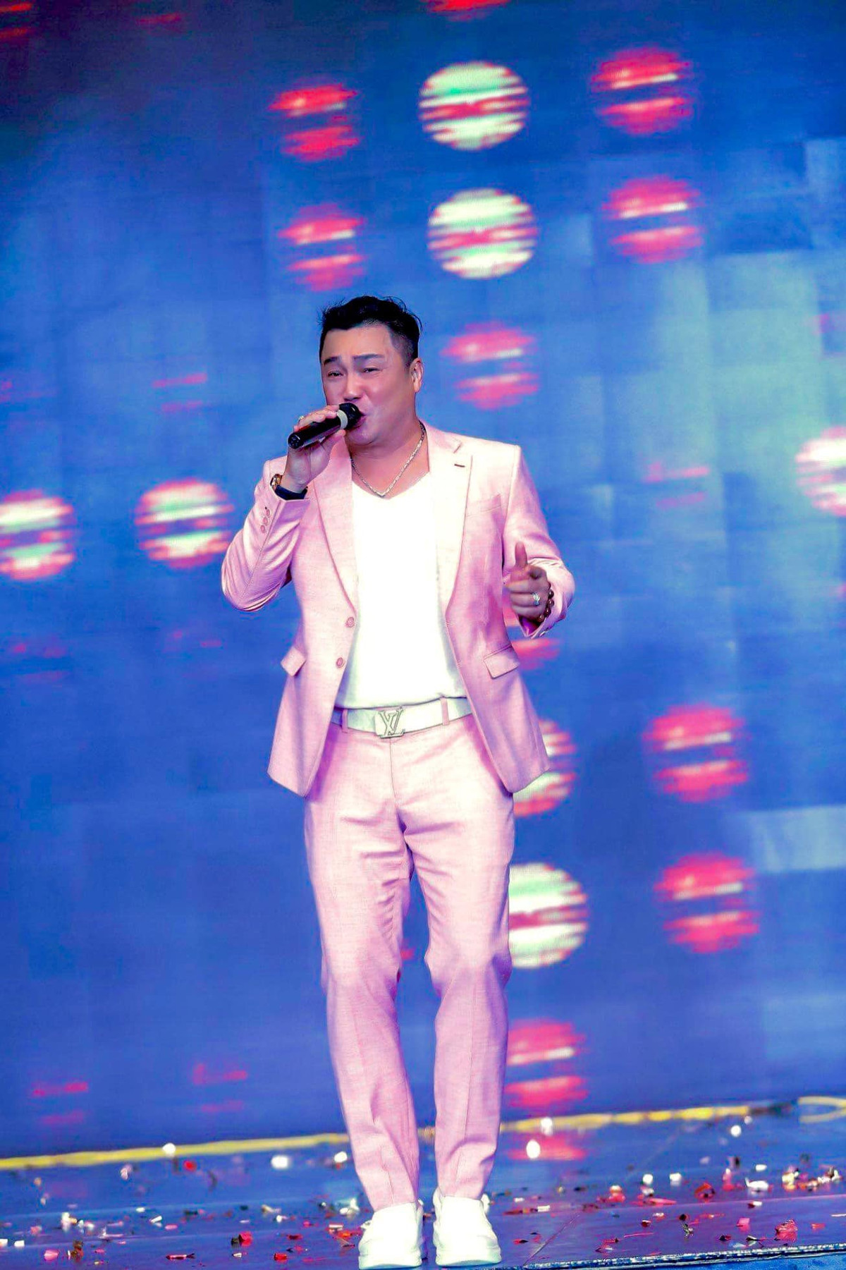 Khác với lứa bạn diễn nổi tiếng cùng thời như Diễm Hương, Việt Trinh hay Lê Tuấn Anh đều đã giải nghệ, Lý Hùng vẫn nhiệt huyết với nghệ thuật sau hơn 40 làm nghề. Từng học thanh nhạc và có niềm đam mê từ lâu nên hiện tại nam tài tử của thập niên 90 tập trung cho việc đi hát, tham gia sự kiện ở các tỉnh thành để có cơ hội giao lưu với khán giả cả nước.