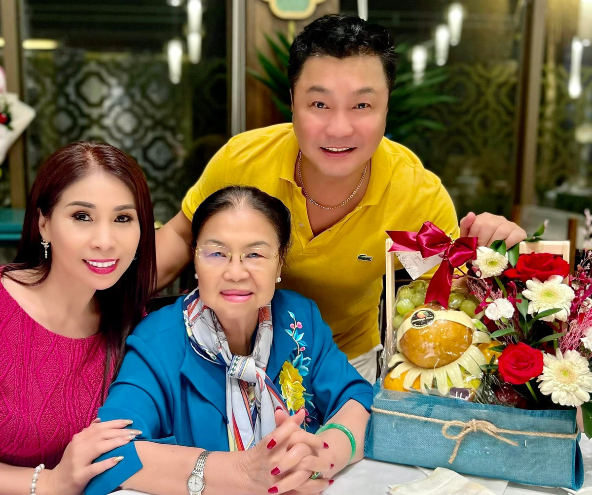 Lý Hùng và em gái Lý Hương thường xuyên đưa mẹ đi chơi, du lịch khắp nơi. Trên Vietnamnet, Lý Hùng từng tiết lộ: "Những thứ tôi có hôm nay là quá trình tích cóp, đổ công sức thời trẻ. Nhiều người đồn tôi là đại gia, đó là chuyện của họ. Tôi chỉ đủ ăn, đủ mặc, có thể lo cho mẹ".