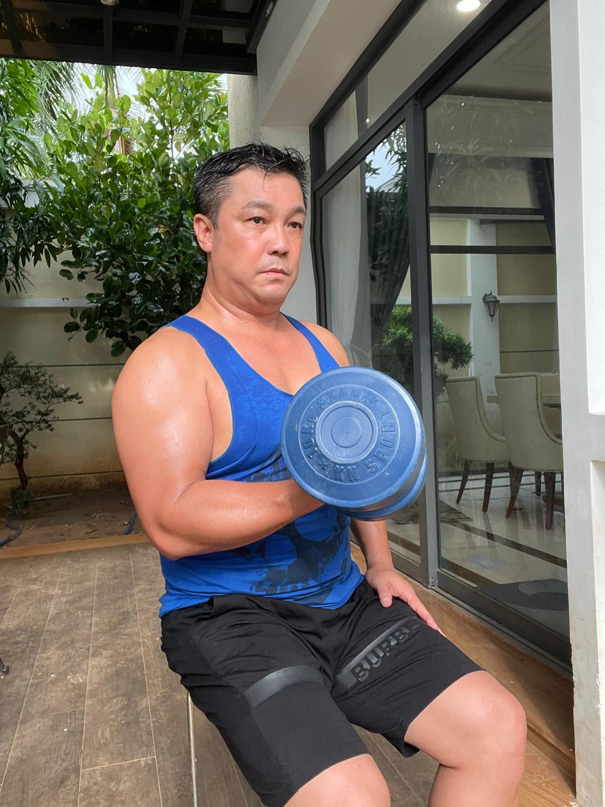 Nam nghệ sĩ thế hệ 6X sở hữu body săn chắc, vẻ ngoài điển trai và phong độ ở tuổi 54 nhờ lối sống lành mạnh, chăm tập thể thao.