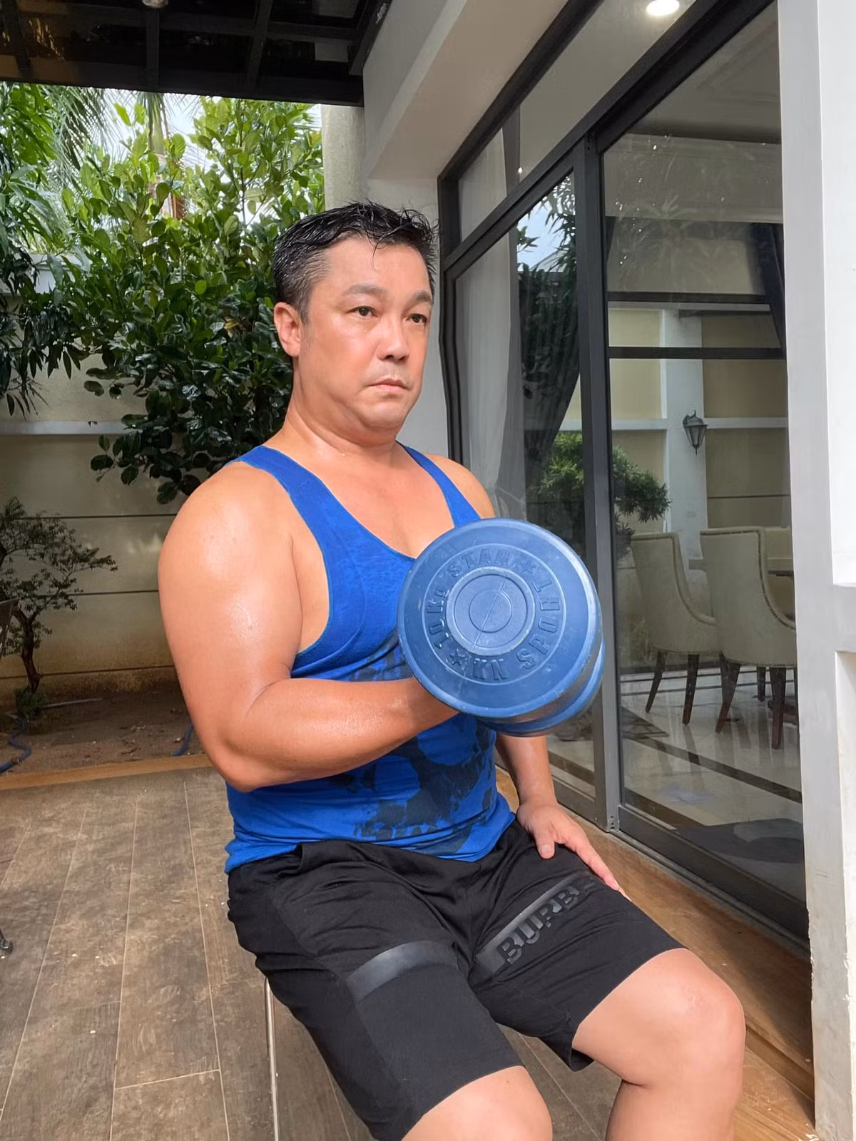 Nam nghệ sĩ thế hệ 6X sở hữu body săn chắc, vẻ ngoài điển trai và phong độ ở tuổi 54 nhờ lối sống lành mạnh, chăm tập thể thao.