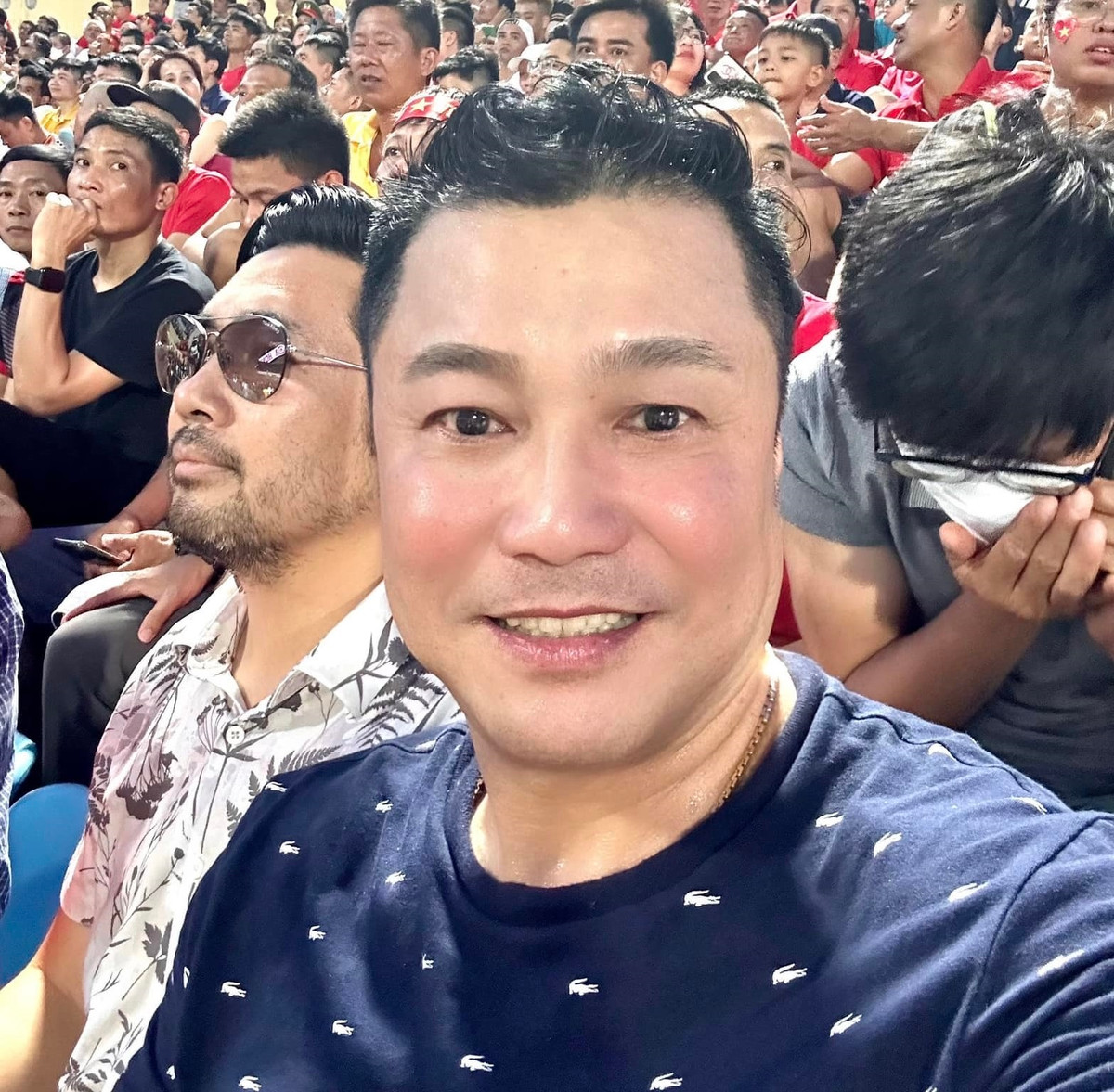 Lý Hùng còn có niềm đam mê với bóng đá và không ít lần tới sân cổ vũ cho tuyển Việt Nam.