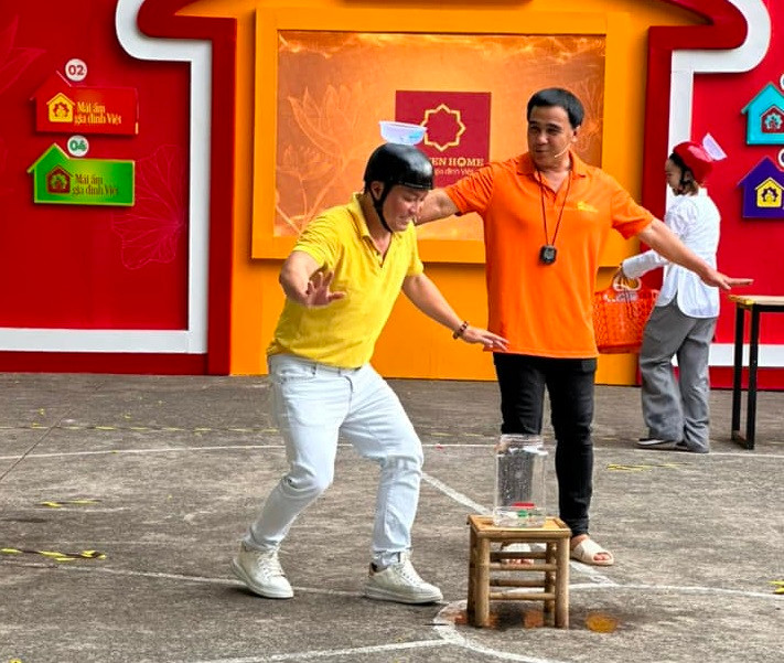 Dù cát-sê không còn như xưa nhưng không phải dự án nào anh cũng đồng ý tham gia. Trên Gia đình và Xã hội, Lý Hùng cho biết: "Bây giờ mỗi lần xuất hiện, tôi phải tự chọn lọc kỹ càng hơn". Chính vì thế, dù vẫn đều đặn nhận kịch bản cả điện ảnh và truyền hình nhưng anh từ chối vì thấy không phù hợp.