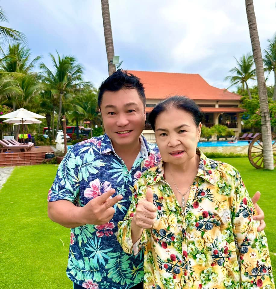 Ngoài đi diễn, nam diễn viên phim "Phạm Công - Cúc Hoa" dành phần lớn thời gian ở bên cạnh và chăm sóc cho mẹ, nhất là sau khi ba anh là cố NSND Lý Huỳnh qua đời 3 năm trước.