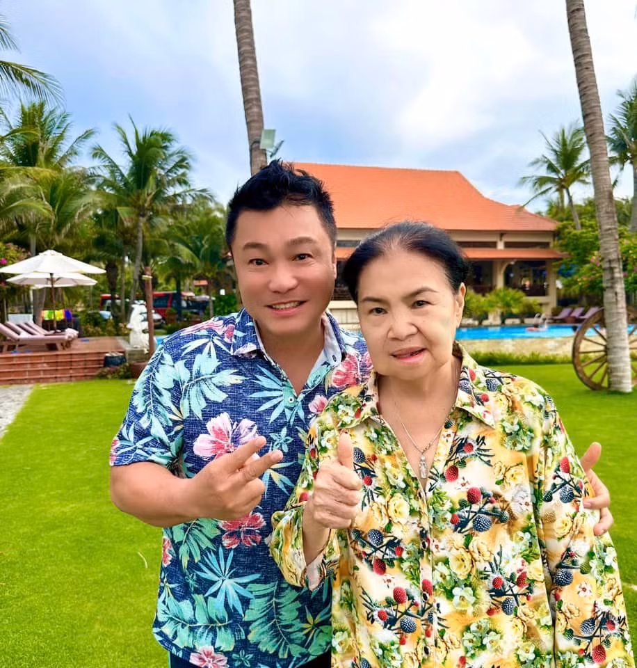 Ngoài đi diễn, nam diễn viên phim "Phạm Công - Cúc Hoa" dành phần lớn thời gian ở bên cạnh và chăm sóc cho mẹ, nhất là sau khi ba anh là cố NSND Lý Huỳnh qua đời 3 năm trước.