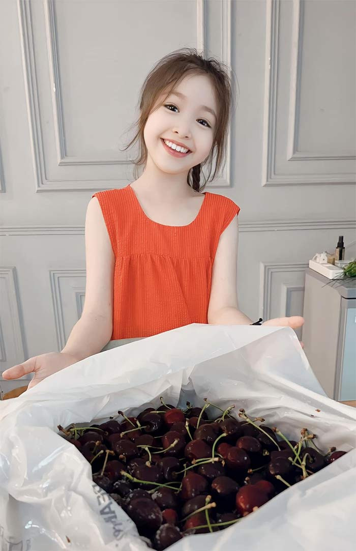 Elly Trần cho biết con gái Cadie có sở thích vẽ tranh, đọc sách. Để rèn con tính tự lập, Elly Trần dạy bé biết nấu ăn, dọn dẹp nhà cửa từ sớm.