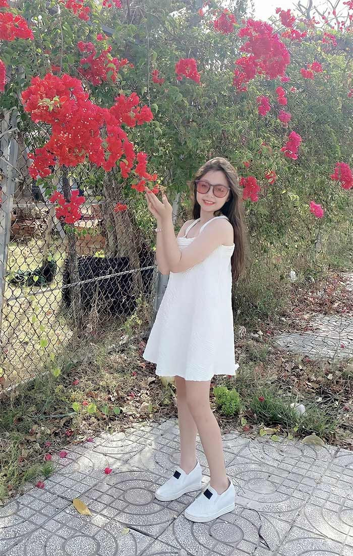 Đôi chân dài, làn da trắng muốt, khuôn mặt xinh xắn, Mộc Trà hứa hẹn là một nhan sắc gây chú ý trong tương lai.