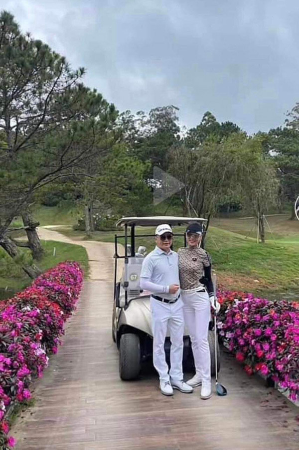 Trong khi dân mạng đang dậy sóng với mối tình của Phương Oanh và Shark Bình thì cả hai lại vui vẻ đưa nhau đi đánh golf như không có chuyện gì xảy ra.