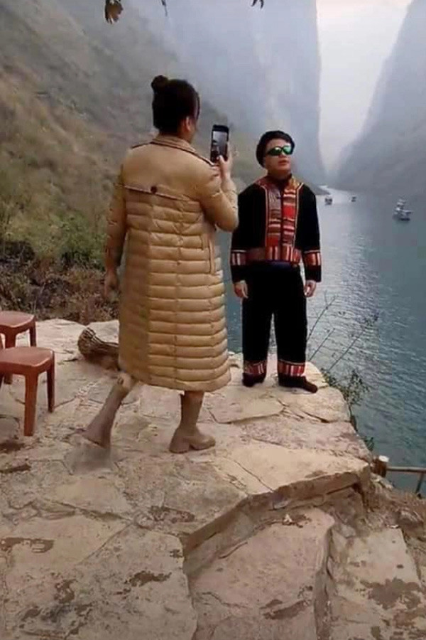 Tháng 2/2023, cặp đôi lại trở thành đề tài bàn tán trên mạng xã hội khi lộ ảnh "hậu trường" chụp ảnh cho nhau trong chuyến du lịch Hà Giang. (Ảnh: Saostar)