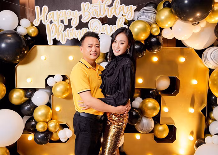 Doanh nhân Nguyễn Hòa Bình (Shark Bình) là người đứng ra tổ chức tiệc sinh nhật cho Phương Oanh. Shark Bình cũng chia sẻ loạt ảnh của bạn gái trong ngày đặc biệt. (Ảnh: FBNV)