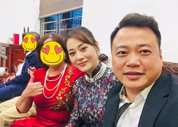 Tháng 1/2023, vào dịp Tết Nguyên đán, hình ảnh Shark Bình và Phương Oanh ăn mặc chỉn chu đi chúc Tết họ hàng nhà Phương Oanh lan truyền trên mạng. (Ảnh: congthuong.vn)