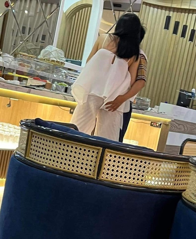 Lần đầu tiên, chuyện tình của Phương Oanh và Shark Bình bị hé lộ khi loạt ảnh tình tứ của hai người ở sân bay được tung lên mạng vào cuối tháng 8/2022. (Ảnh: Zing.vn)