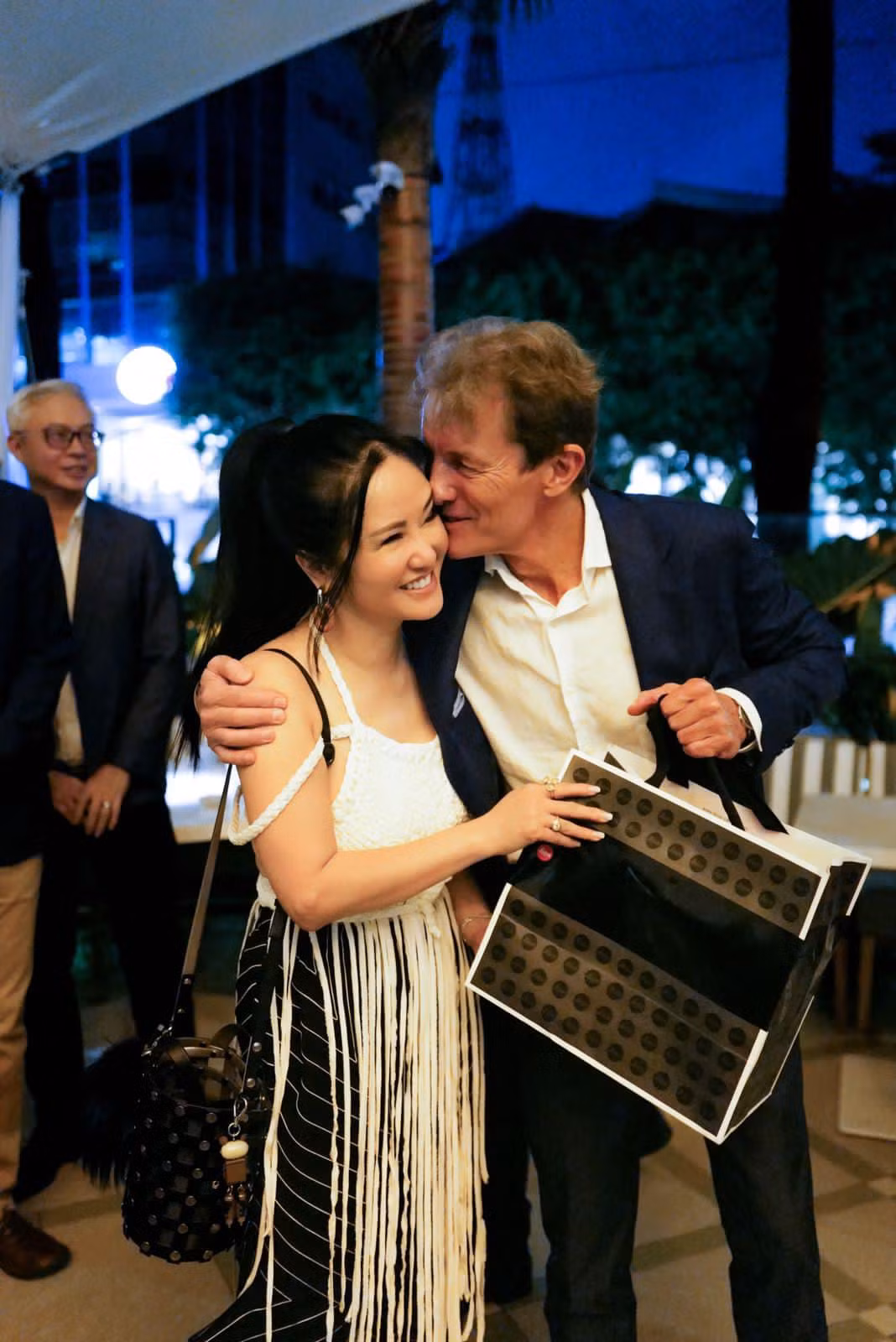 Mới đây, trên trang cá nhân của mình, "Bống" Hồng Nhung khoe khoảnh khắc hạnh phúc khi được bạn là kiến trúc sư người Đức Gerhard Heusch thơm má cực tình cảm.