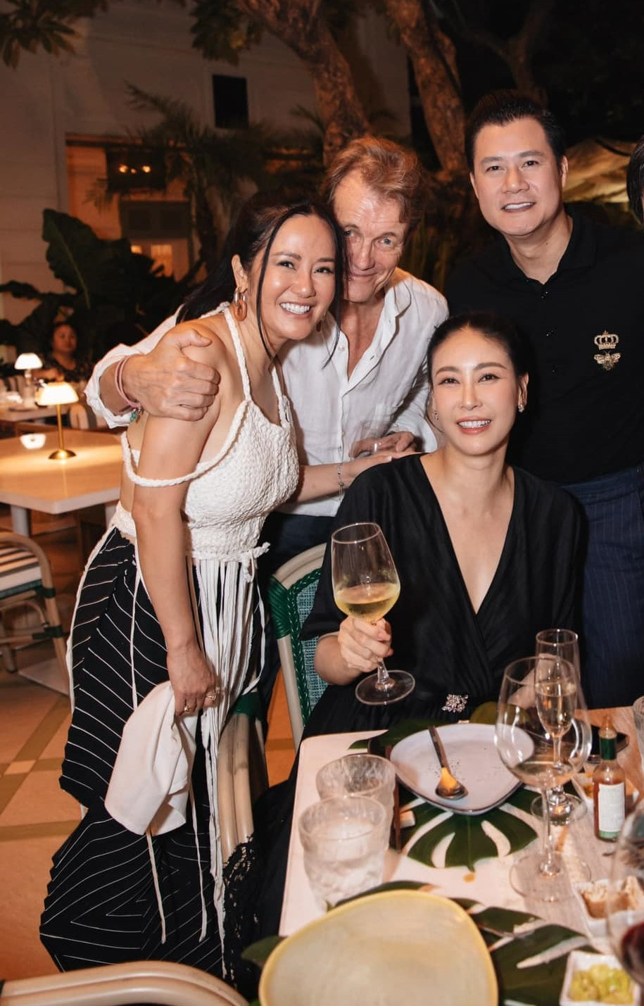 Bữa tiệc còn có sự góp mặt của ca sĩ Quang Dũng - người bạn tri kỷ của Hồng Nhung trong nghệ thuật.