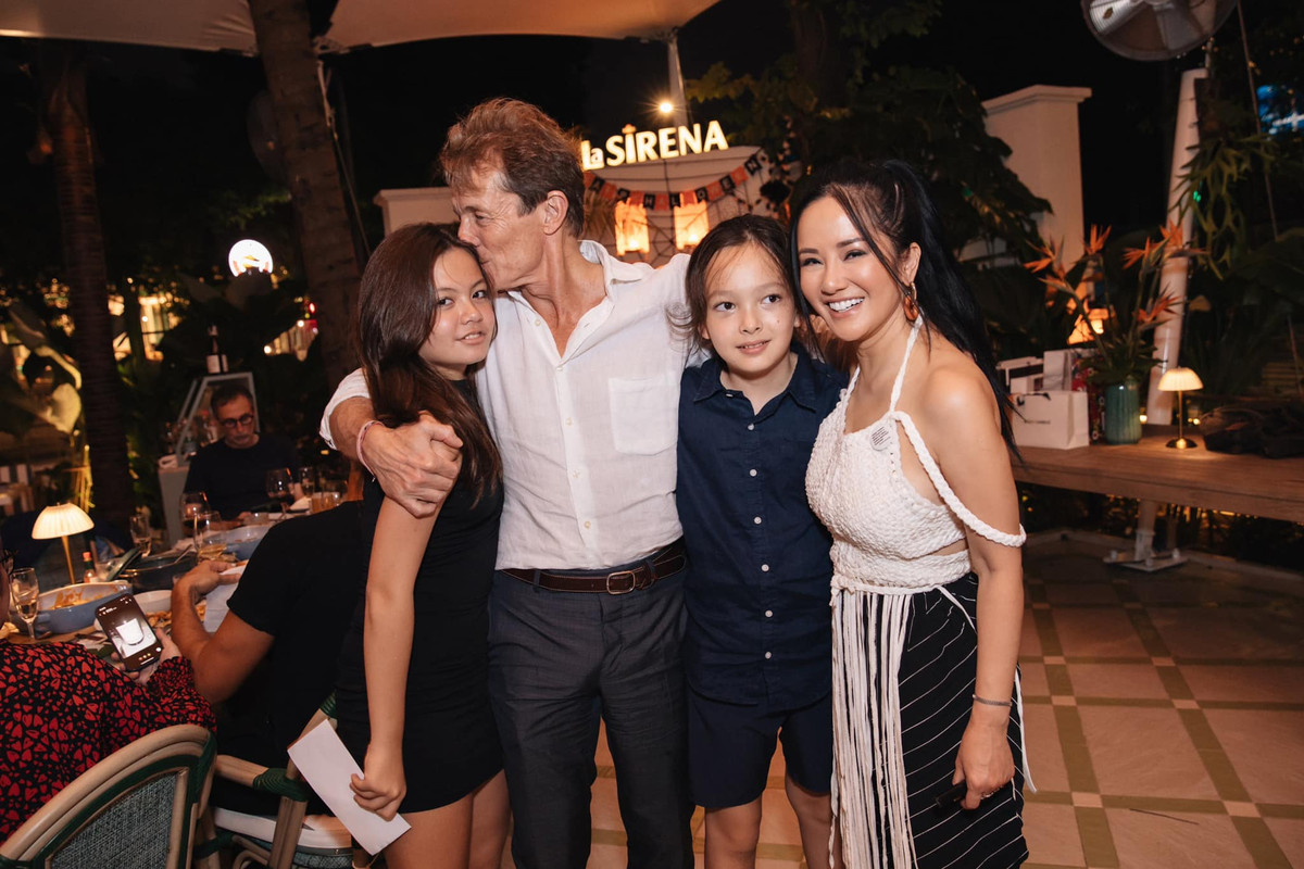  Bạn trai Tây của Hồng Nhung còn gây chú ý khi không chỉ tình cảm với nữ ca sĩ mà còn dành cái ôm thật chặt cho cặp song sinh Tôm và Tép - con riêng của Hồng Nhung với chồng cũ. Trước đó, qua chia sẻ của nữ ca sĩ, chính sự quan tâm, yêu thương và chiều chuộng của anh với các con của chị đã khiến chị động lòng.