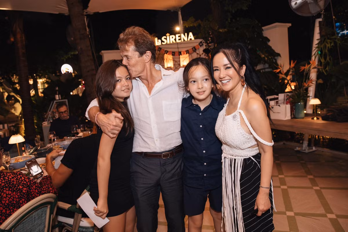  Bạn trai Tây của Hồng Nhung còn gây chú ý khi không chỉ tình cảm với nữ ca sĩ mà còn dành cái ôm thật chặt cho cặp song sinh Tôm và Tép - con riêng của Hồng Nhung với chồng cũ. Trước đó, qua chia sẻ của nữ ca sĩ, chính sự quan tâm, yêu thương và chiều chuộng của anh với các con của chị đã khiến chị động lòng.