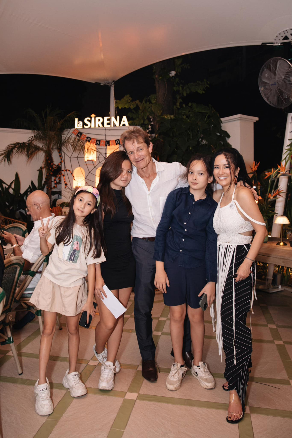 Theo tiết lộ của "Chị đẹp đạp gió rẽ sóng" Hồng Nhung, "nửa kia" của chị mới "hạ cánh" tới Sài Gòn.