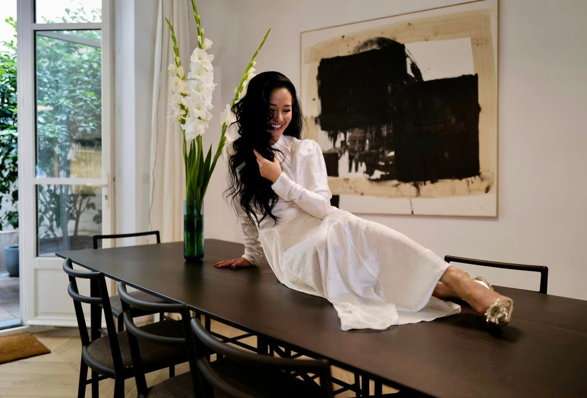 Nữ ca sĩ Hồng Nhung phải sắp xếp lại công việc cũng như cuộc sống đang ổn định ở Pháp để về Việt Nam ghi hình. Chị cũng nhận được nhiều sự ủng hộ và động viên từ bạn trai.