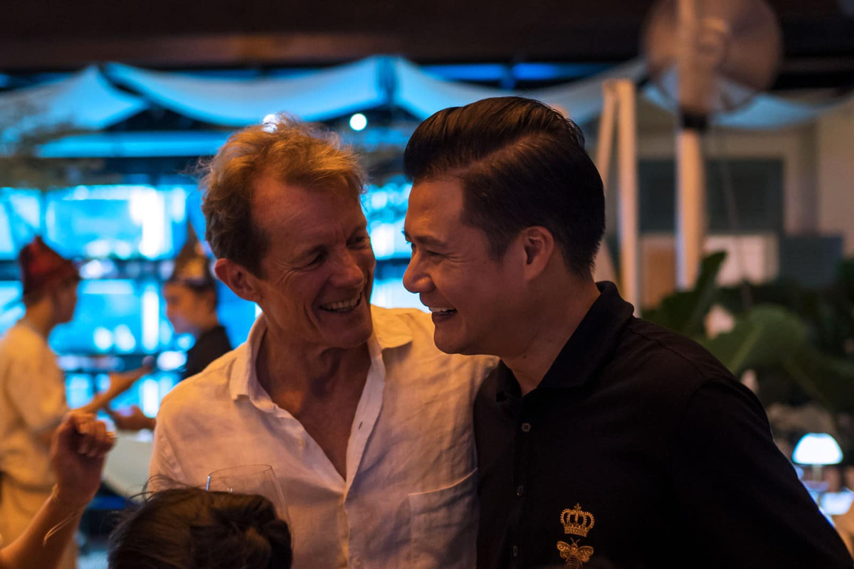 "Cô Bống" chia sẻ loạt hình ảnh của bạn trai bên những người bạn thân thiết.