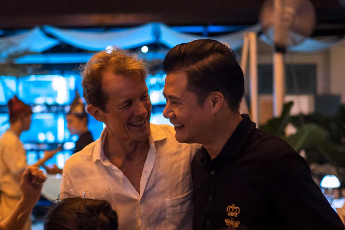 "Cô Bống" chia sẻ loạt hình ảnh của bạn trai bên những người bạn thân thiết.