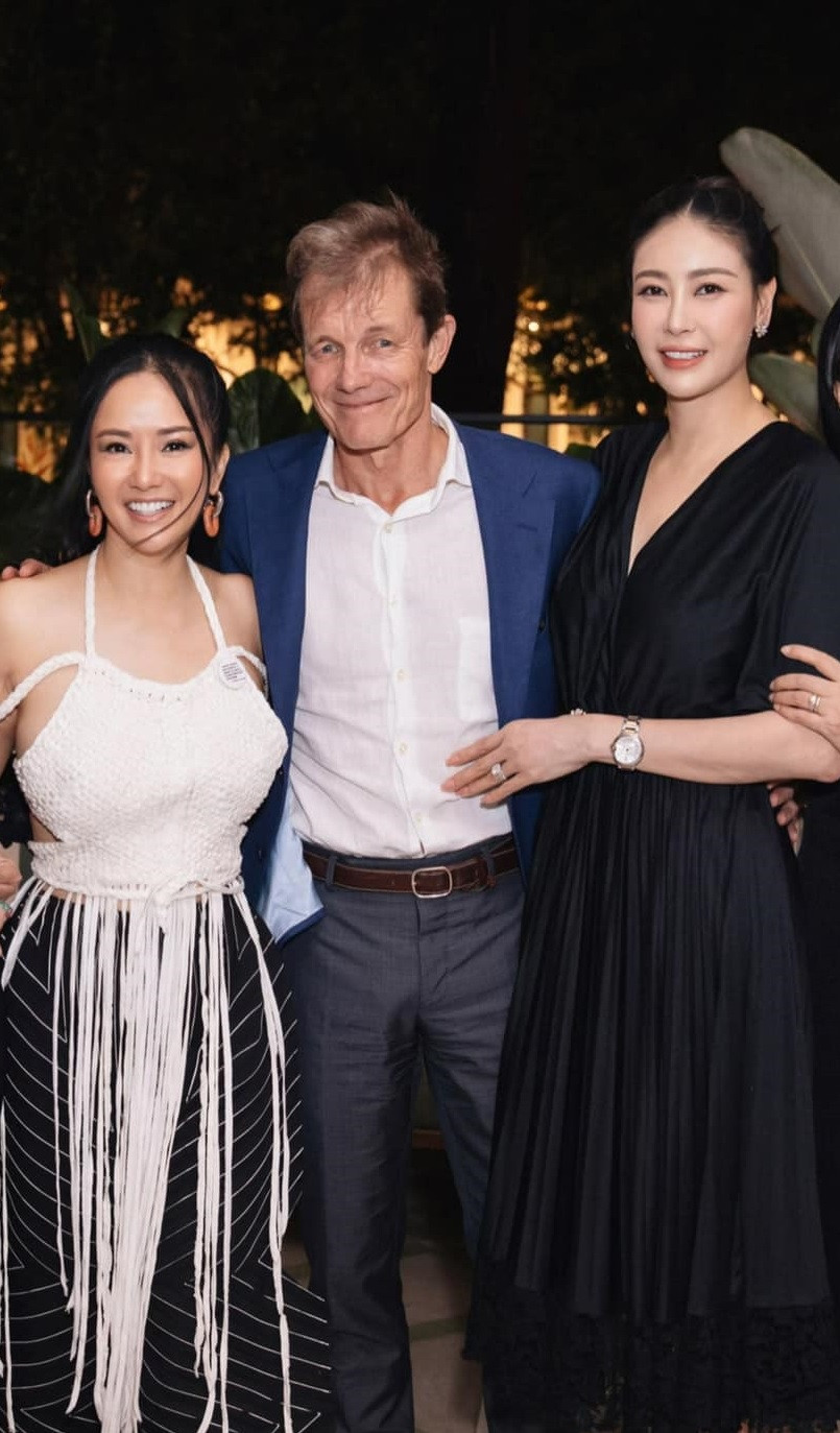 Trong bữa tiệc sang trọng của Hoa hậu Hà Kiều Anh, nữ diva của làng nhạc Việt gửi lời cảm ơn vì bạn bè đã gây ngạc nhiên "toàn tập" cho bạn trai của mình.