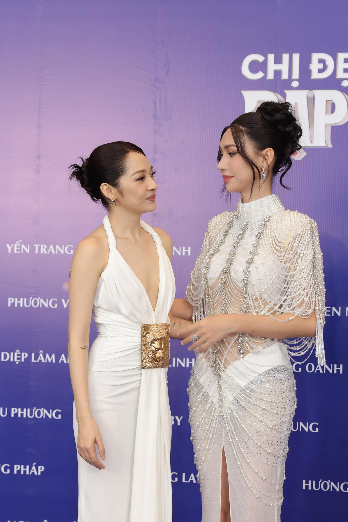 Đứng bên cạnh ca sĩ Bảo Anh - mỹ nhân "vạn người mê", giọng ca chuyển giới Lynk Lee vẫn chiếm "spotlight" với chiếc đầm xuyên thấu làm tôn lên vóc dáng gợi cảm.