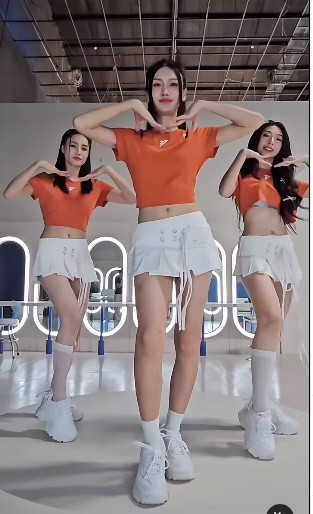 Lynk Lee khoe dang nuot na, khong thua dan chi dep Vbiz