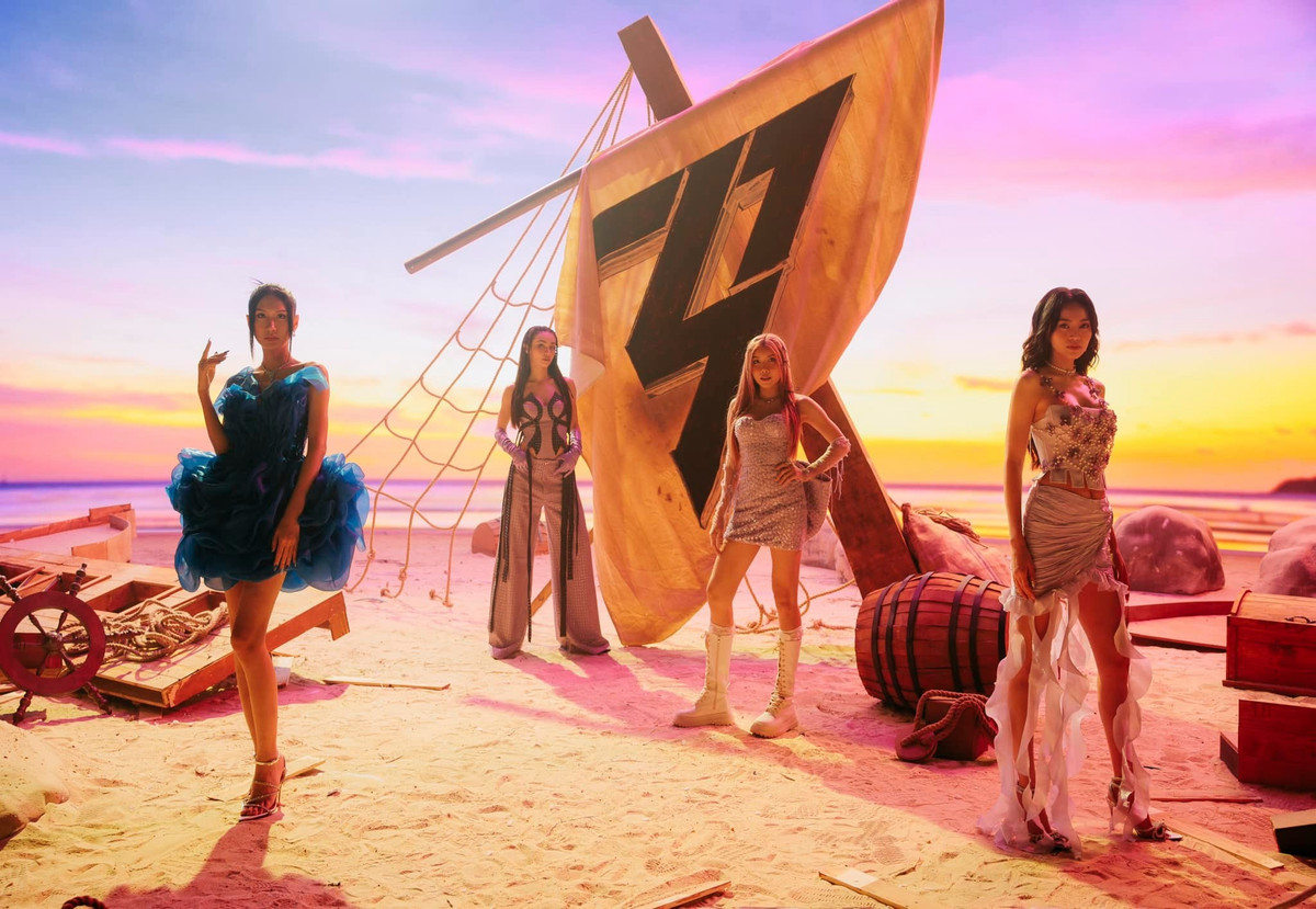 Khác với phong cách từng không ít lần bị chê sến sẩm, giọng ca "Tạm biệt nhé" trở lại với sự thay đổi từ trang phục đến trang điểm, làm tóc để tạo nét thu hút riêng.