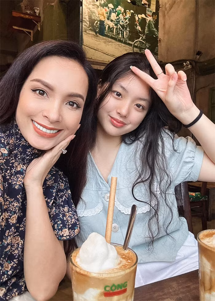 Càng lớn khuôn mặt Suti càng xinh đẹp. Cô bé được khen là giống mẹ.