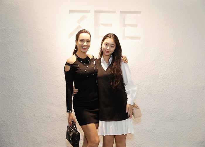 Suti thường được mẹ dẫn đi sự kiện cùng và cô bé chiếm luôn spotlight của mẹ mỗi khi xuất hiện.