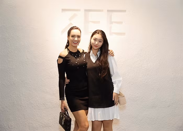 Suti thường được mẹ dẫn đi sự kiện cùng và cô bé chiếm luôn spotlight của mẹ mỗi khi xuất hiện.