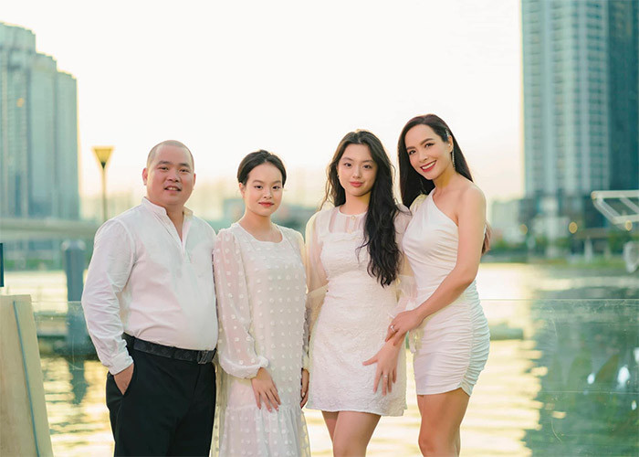 Gia đình hạnh phúc của Thúy Hạnh - Minh Khang và hai con gái.