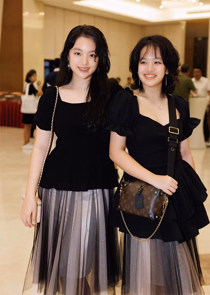 Hai con gái của Thúy Hạnh - Minh Khang xinh tươi khi cùng mẹ dự một sự kiện.