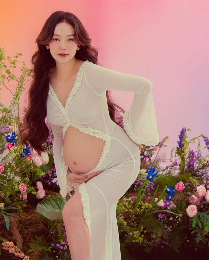 Ca sĩ Minh Hằng quyến rũ trong chiếc váy trắng cut out khoe vòng hai sắp đến ngày sinh.