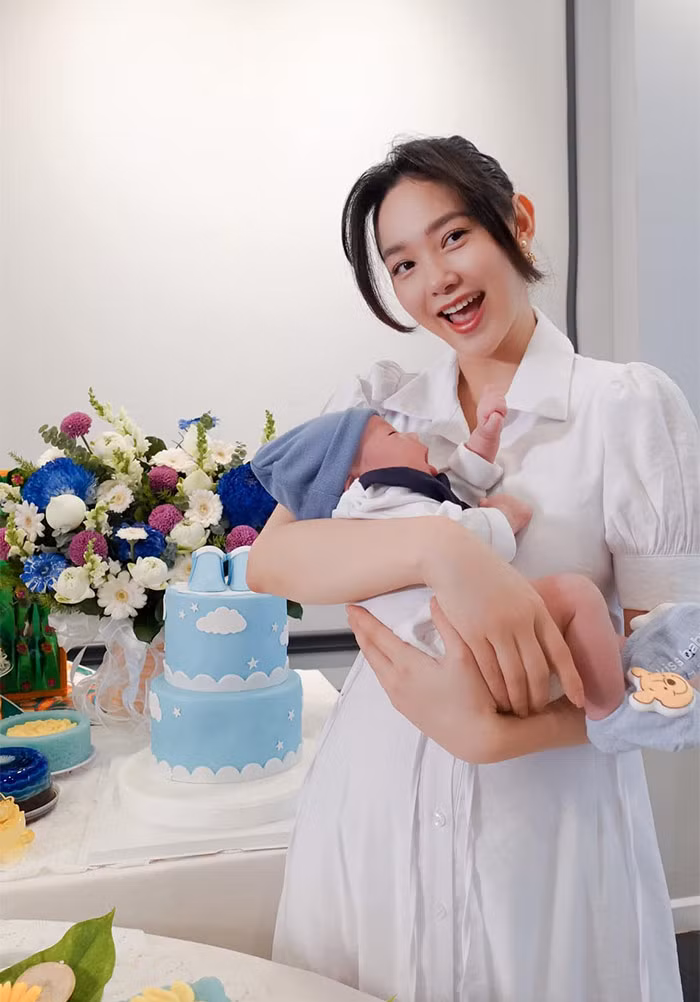 Mới đây trên trang cá nhân, Minh Hằng chia sẻ khoảnh khắc tiệc đầy tháng con trai.