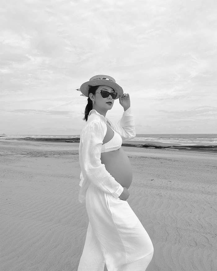 Tới giai đoạn cuối thai kỳ, người đẹp 36 tuổi tự tin khoe bụng bầu mỗi khi có dịp.