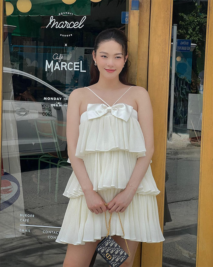 Tháng 3/2023, Minh Hằng xác nhận cô đang mang thai con đầu lòng. Giọng ca "Một vòng trái đất" cho biết mình sử dụng phương pháp thụ tinh trong ống nghiệm để có con.