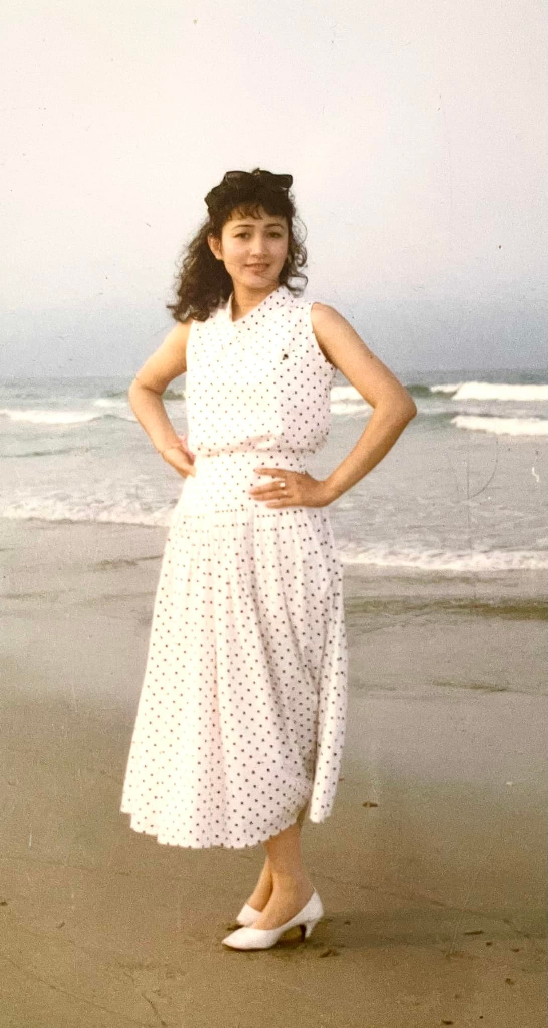 Diện mạo mới của NSND Minh Hòa khiến bạn bè và người hâm mộ hết lời khen ngợi, ví von chị "trẻ cứ như sinh viên ấy". Thời trẻ, nữ nghệ sĩ đã được mệnh danh là "nữ hoàng ảnh lịch miền Bắc", mỹ nhân của làng sân khấu lẫn điện ảnh.