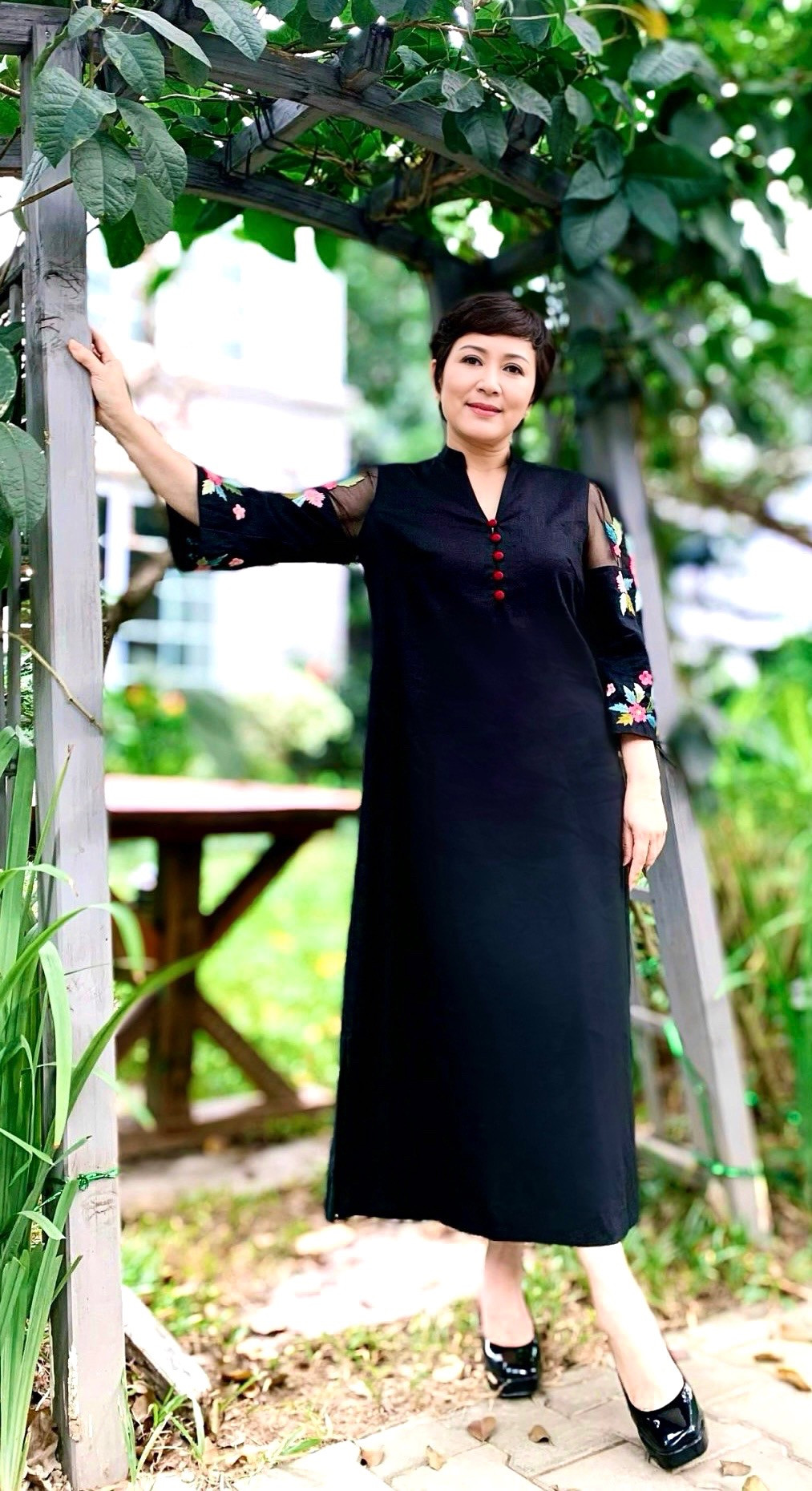 Nữ diễn viên "Món quà của cha" thu hút với phong cách thời trang quý phái và sang trọng khi đi làm, nền nã và dịu dàng lúc đi chơi.