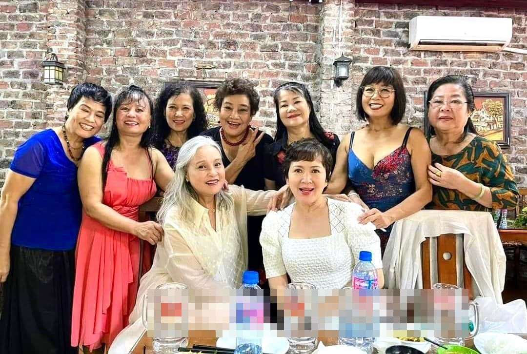 Ngoài tất bật với công việc đi diễn, đi dạy, NSND Minh Hòa dành thời gian cho gia đình và gặp gỡ bạn bè đồng nghiệp.