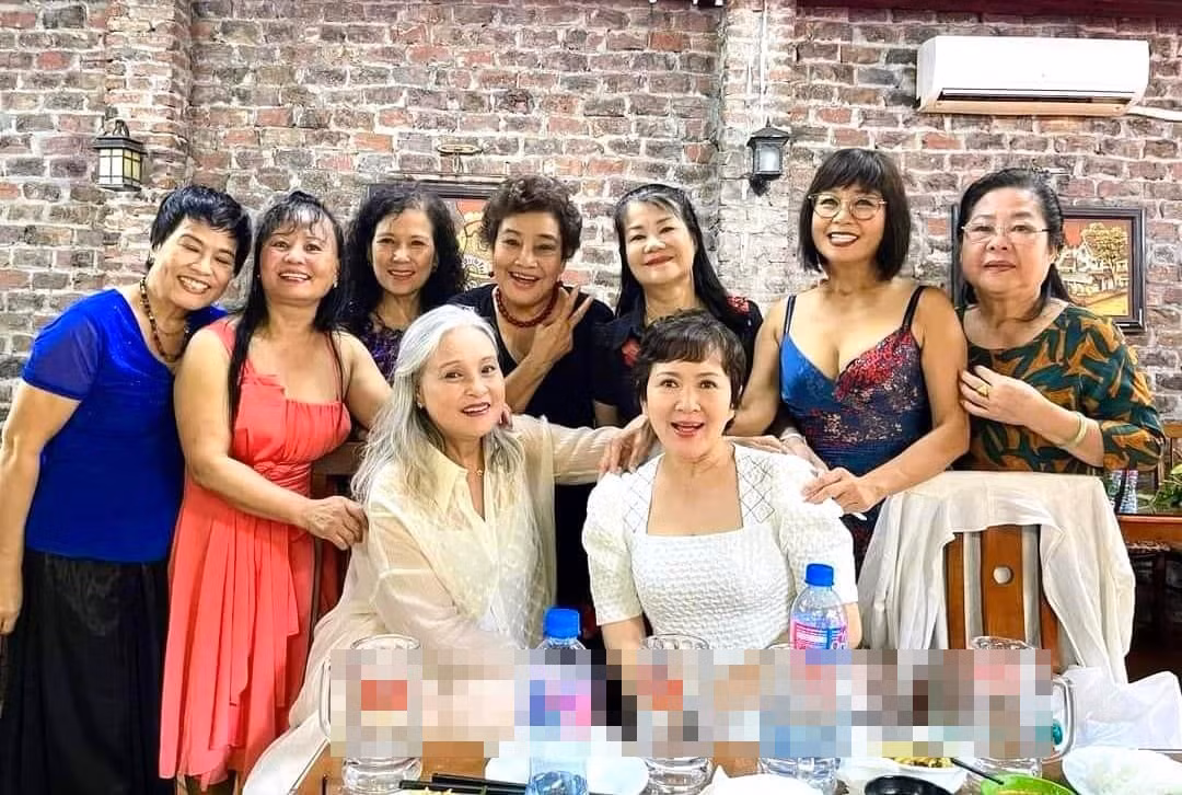 Ngoài tất bật với công việc đi diễn, đi dạy, NSND Minh Hòa dành thời gian cho gia đình và gặp gỡ bạn bè đồng nghiệp.