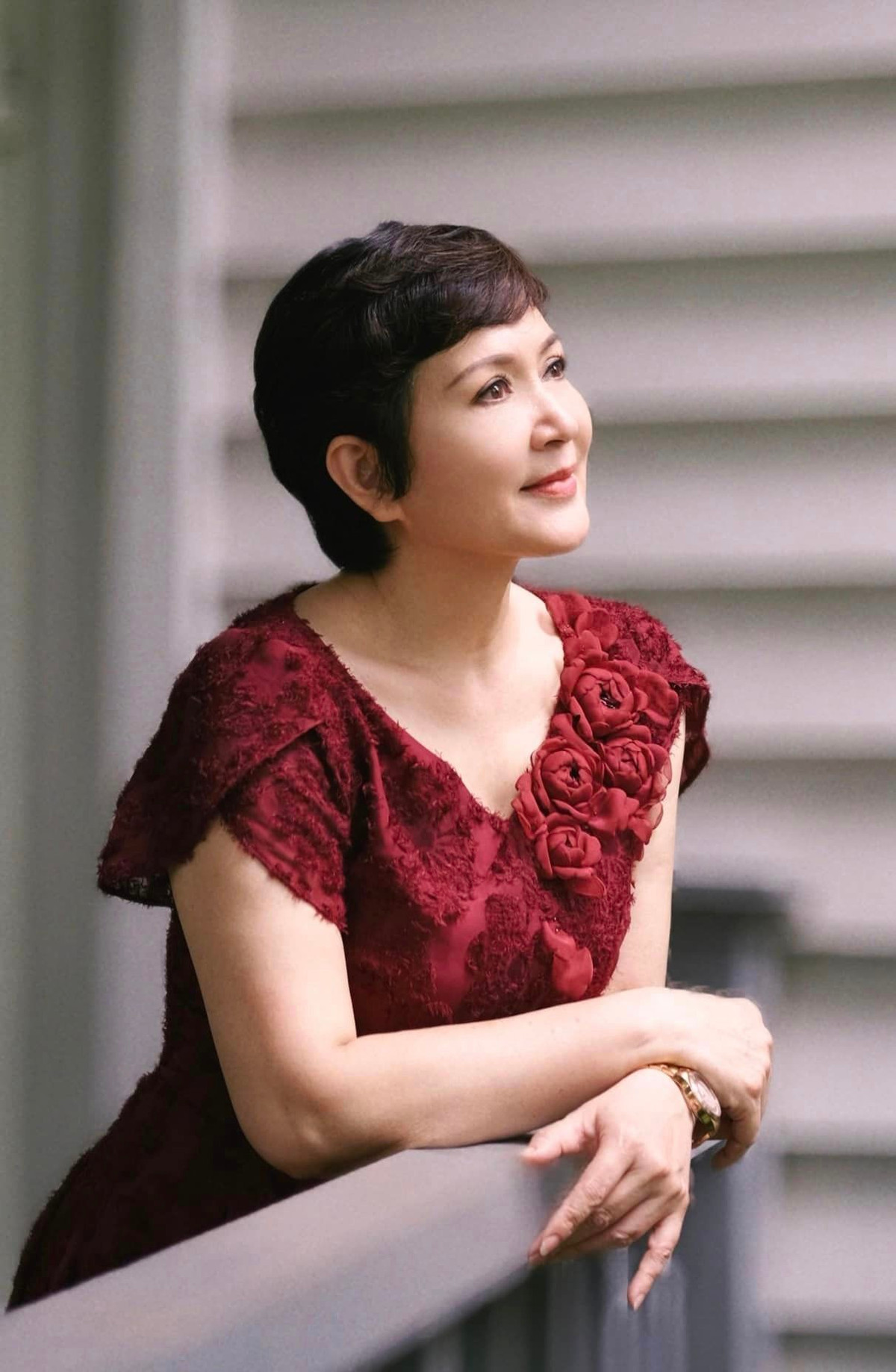 Chị dí dỏm viết: "Thỉnh thoảng mang ảnh cũ ra ngắm, hoá ra ngày xưa mình đã điệu ra phết. Ngắm ảnh ngày xưa để phấn đấu cho ngày nay".