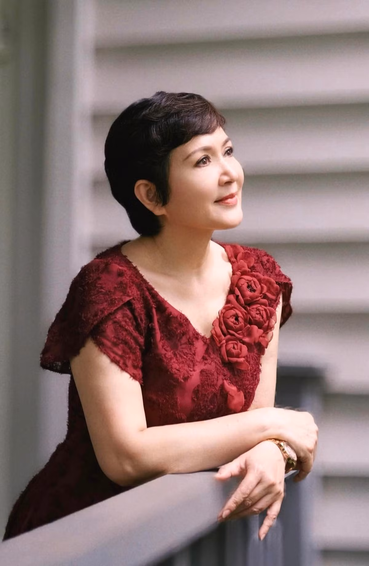 Chị dí dỏm viết: "Thỉnh thoảng mang ảnh cũ ra ngắm, hoá ra ngày xưa mình đã điệu ra phết. Ngắm ảnh ngày xưa để phấn đấu cho ngày nay".