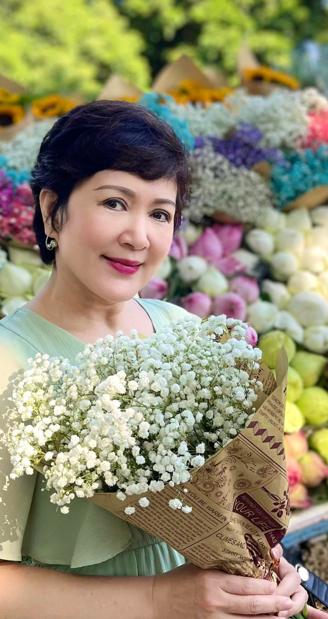 Nữ nghệ sĩ sinh năm 1964 còn rất chăm tương tác trên mạng xã hội. Chị thường trả lời bình luận của mọi người.