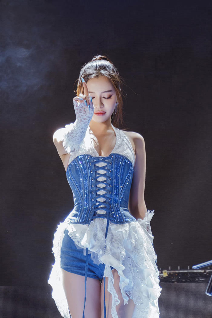 Giảm cân cũng giúp body Bích Phương gọn gàng, đôi chân nuột nà, thon dài hơn.