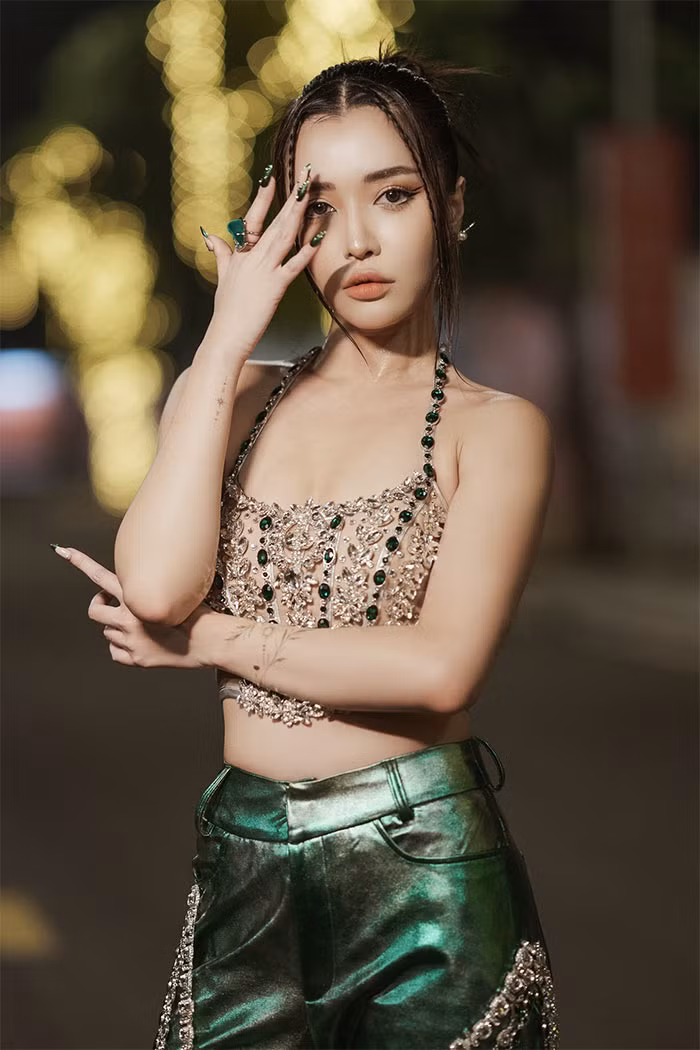 Trên sân khấu hay ngoài đời, Bích Phương luôn gây ấn tượng với người đối diện bởi vẻ ngoài cực kỳ xinh xắn, quyến rũ.