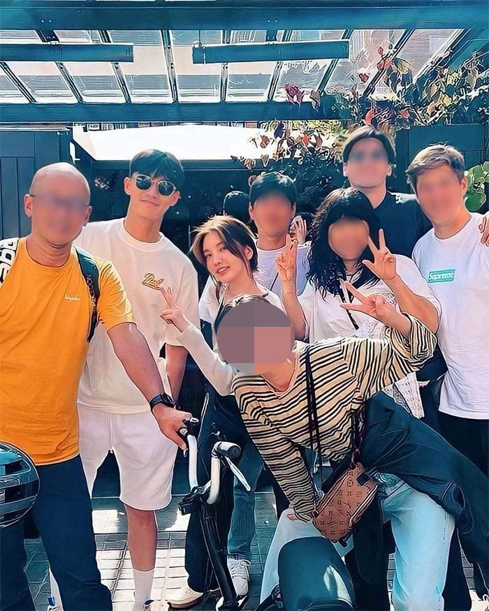 Cùng ngày, một bức ảnh Park Seo Joon và Xooos chụp cùng nhau đã được đăng lên mạng xã hội. (Ảnh: Idolinews)