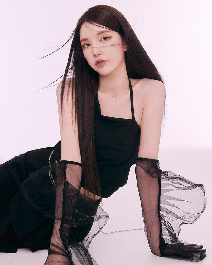 Xooos (nghệ danh cũ là INA) tên thật là Kim Soo Yeon, sinh năm 1994. Cô là một ca sĩ, diễn viên, Youtuber xinh đẹp người Hàn Quốc.